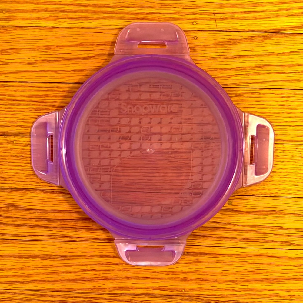 Snapware Lid for 6 1/2” diameter bowl.
Purple